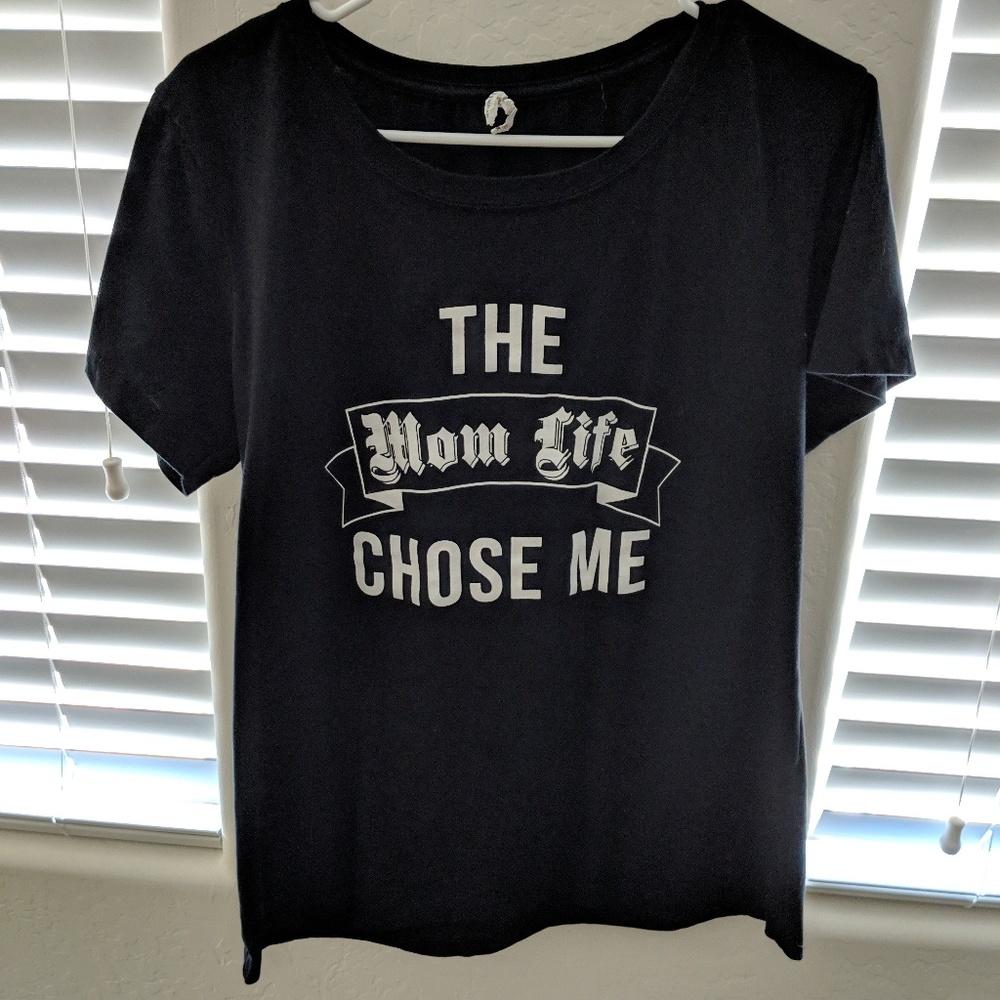👕 Black "The Mom Life Chose Me" Fitted T-shirt.👕